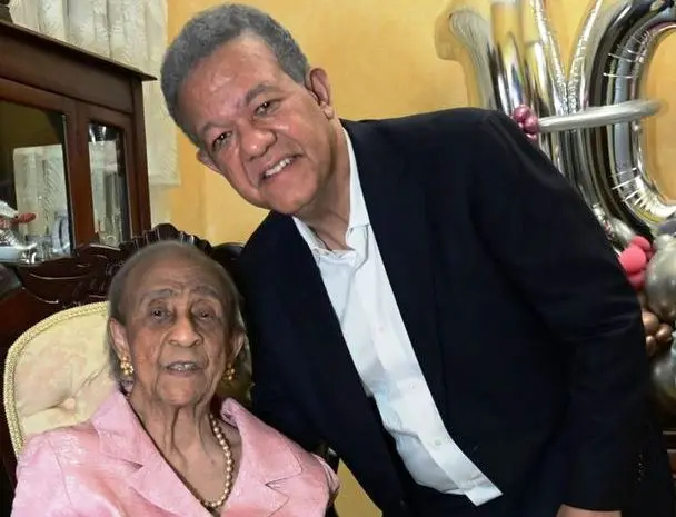 leonel-fernandez-despide-a-su-tia-elsa-reyna-con-emotivo-mensaje-en-el-cementerio-cristo-redentor