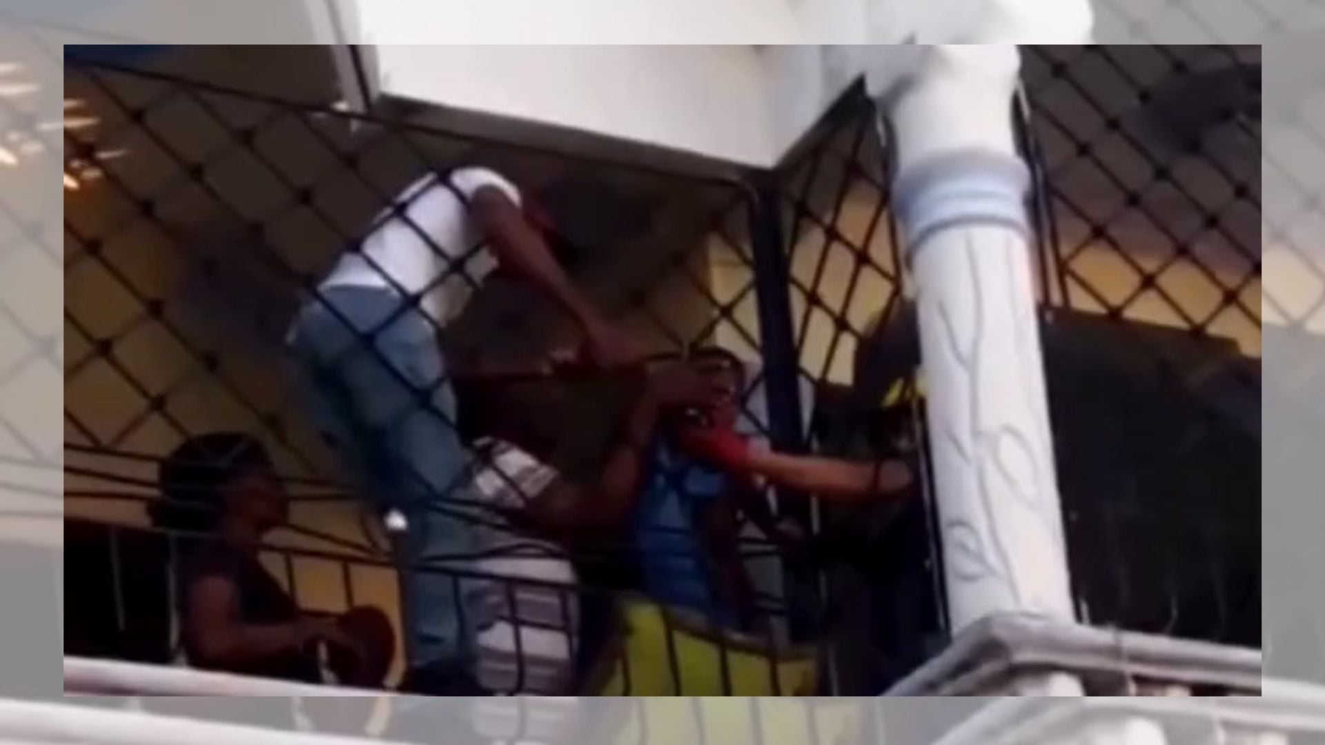 liberan-a-nino-atrapado-entre-verjas-de-una-casa-en-hato-mayor