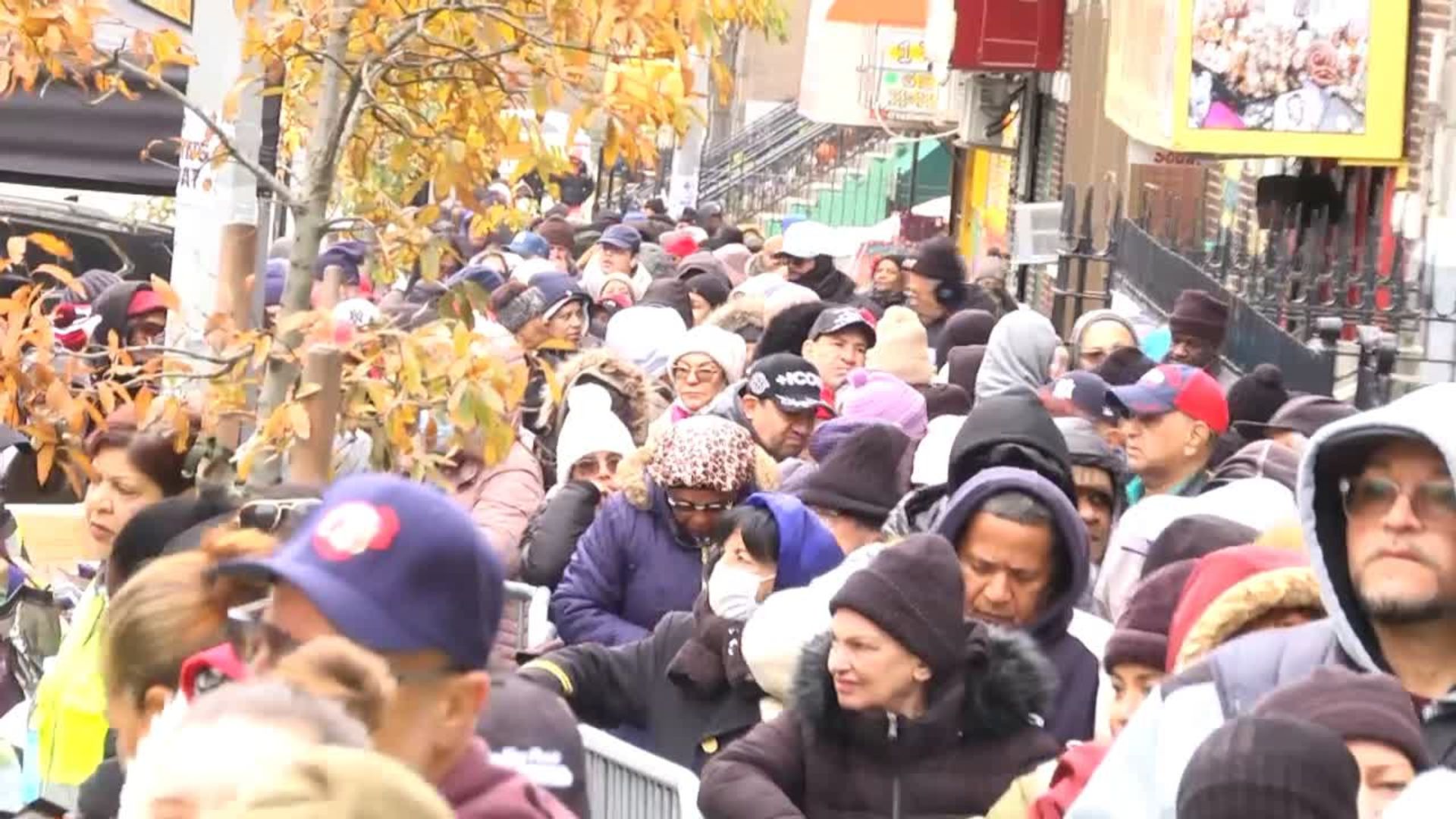 entregan-6,000-pavos-y-canastas-a-dominicanos-en-washington-heights-por-accion-de-gracias