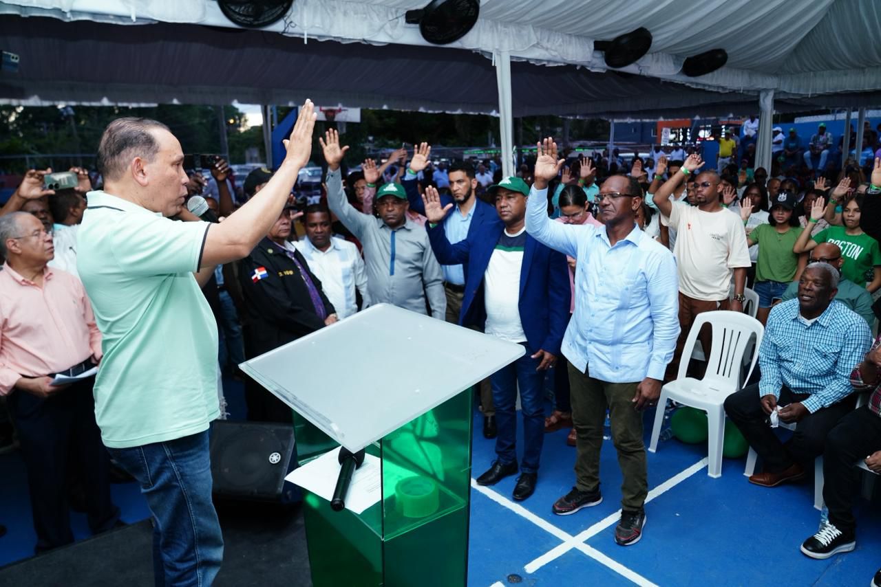 regidor-del-pld-y-dirigentes-del-prm-se-juramentan-en-la-fuerza-del-pueblo