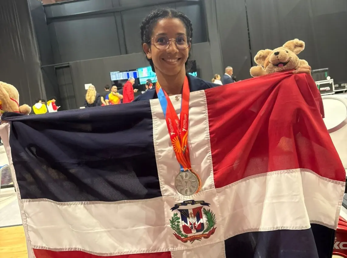 candida-vasquez-se-bana-de-oro-y-plata-en-ayacucho
