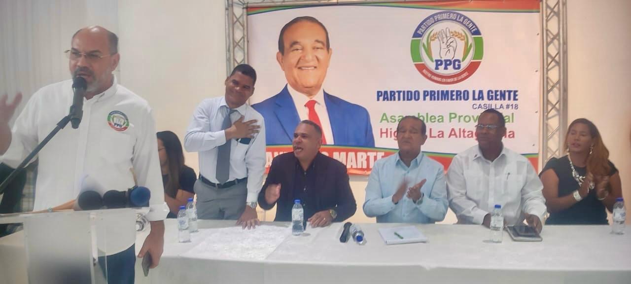 antonio-marte-impulsa-expansion-nacional-y-juramenta-directiva-del-partido-primero-la-gente-en-higuey