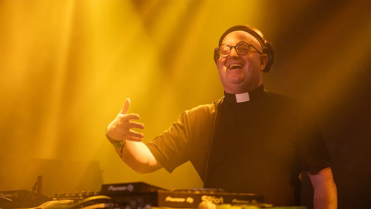 el-cura-dj-que-revoluciona-las-redes:-el-padre-guilherme-se-vuelve-viral