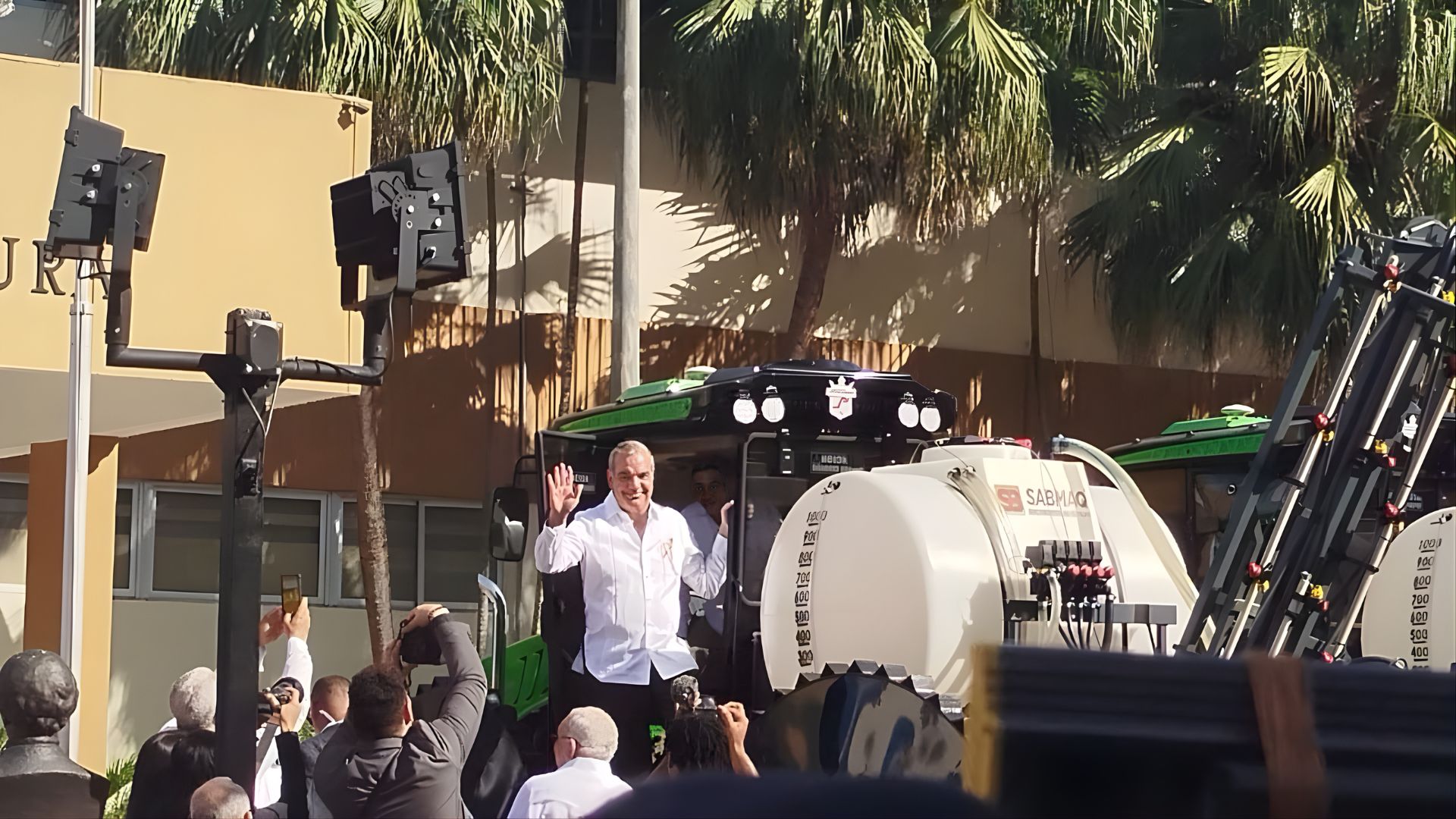 abinader-entrega-maquinarias-de-ultima-generacion-para-modernizar-la-produccion-de-arroz