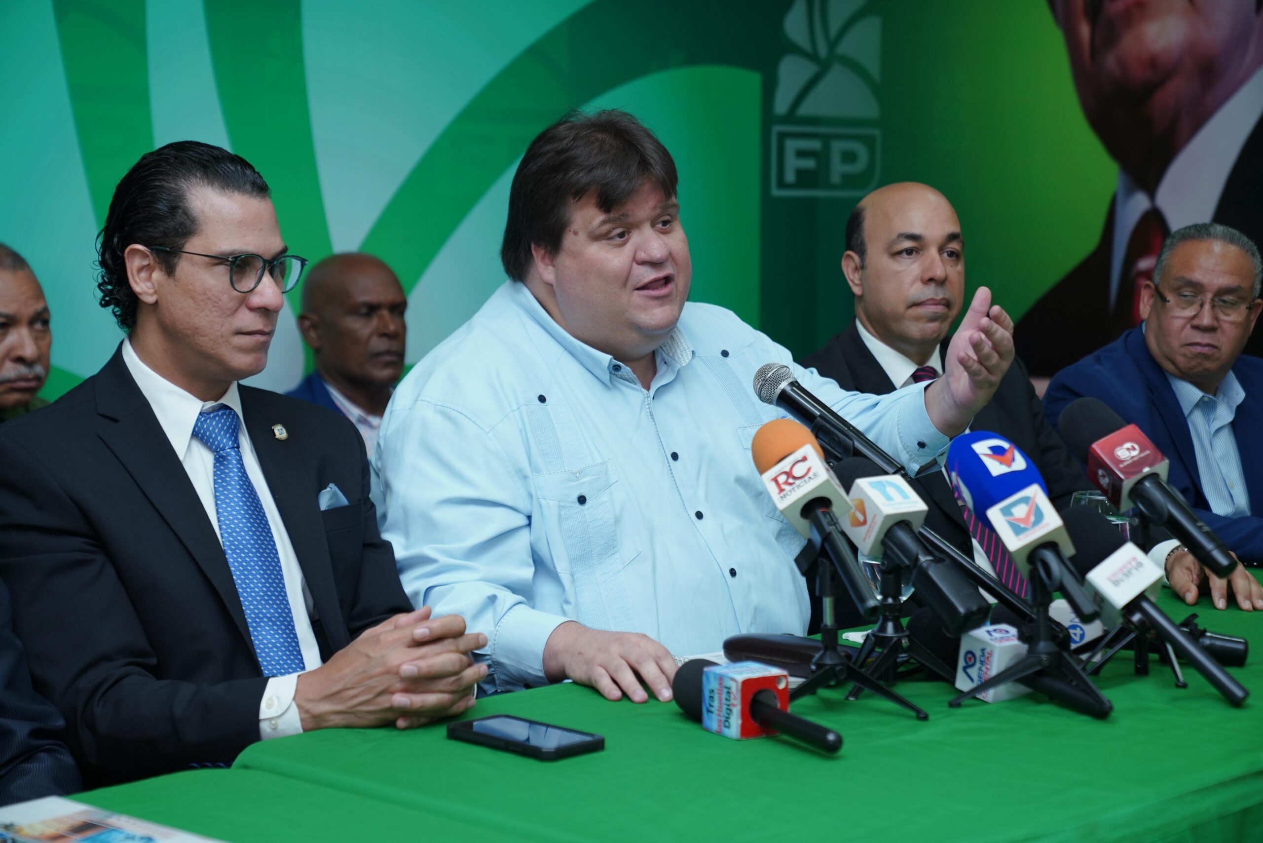 fuerza-del-pueblo-exige-al-prm-revelar-nombres-de-funcionarios-vinculados-al-narcotrafico,-a-los-que-hizo-alusion-paliza