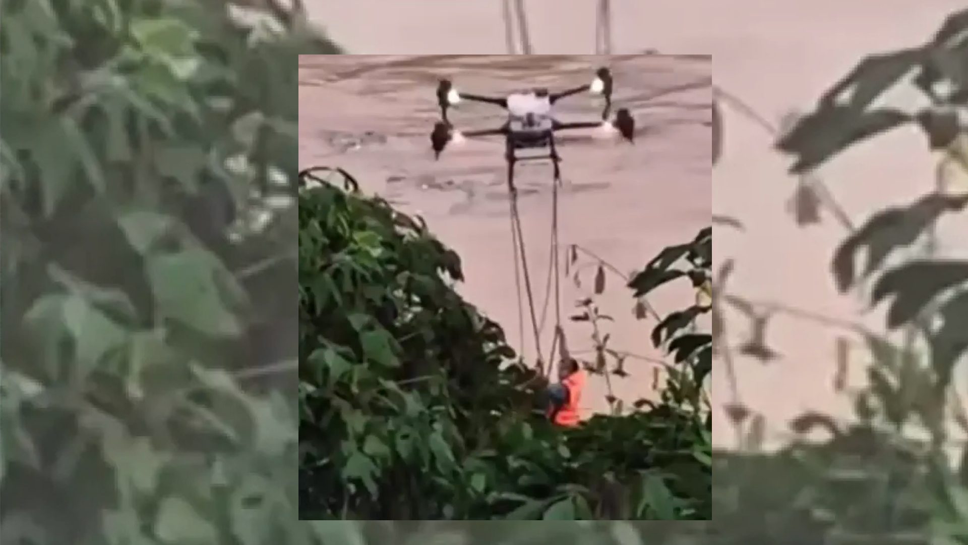 ¡colgado-en-un-dron!-hombre-es-rescatado-tras-inundaciones-en-vietnam
