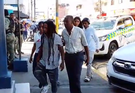 joven-vinculado-a-tiroteo-se-entrega-al-dicrim,-pero-autoridades-se-niegan-a-recibirlo