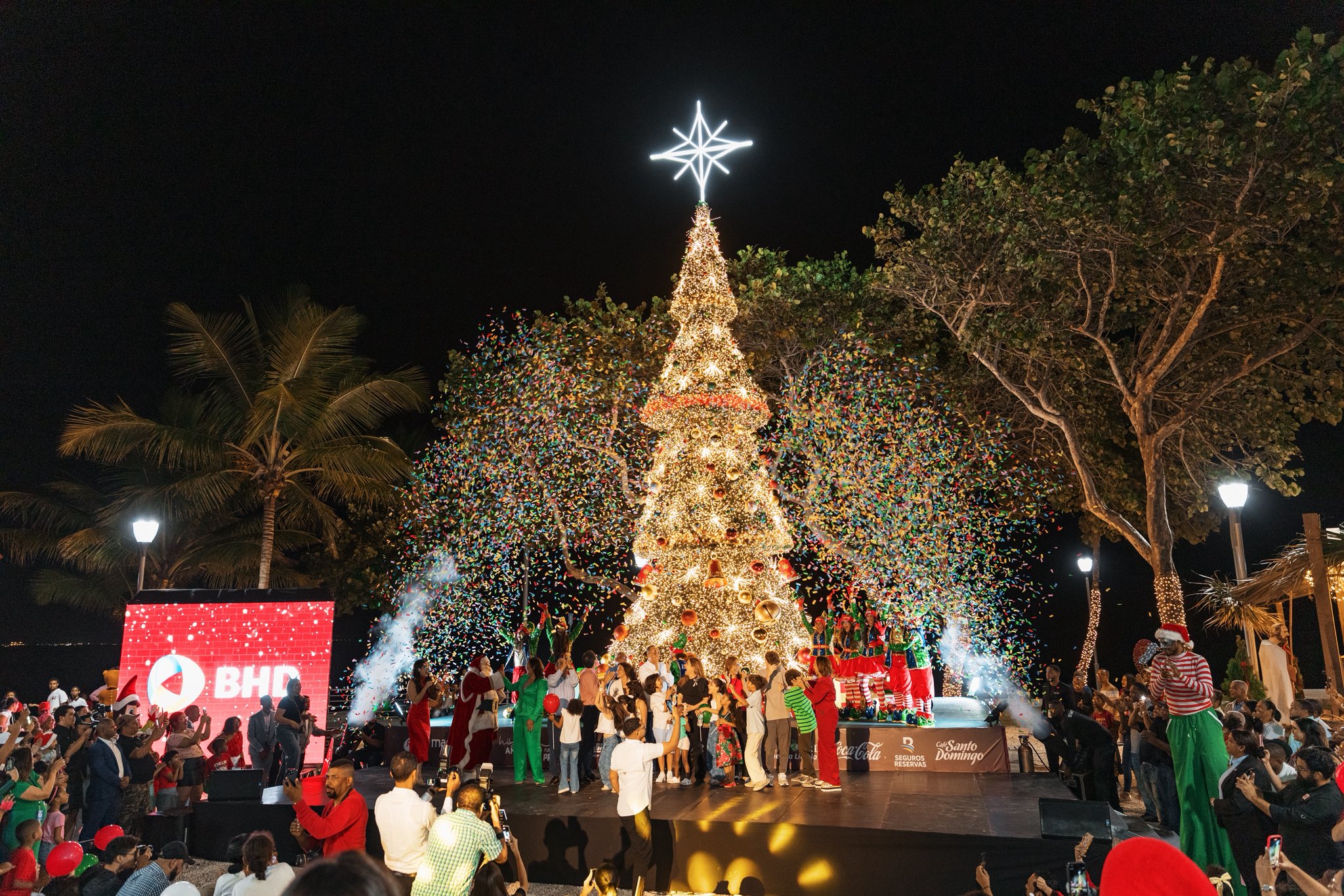 ¡llegaron-las-fiestas!-alcaldia-dn-enciende-arbol-navideno-en-plaza-santo-domingo