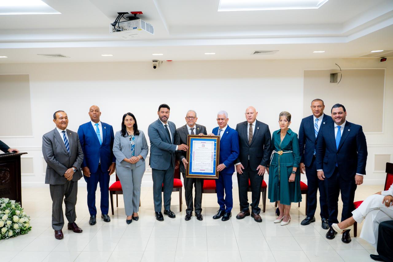 senado-reconoce-a-ernesto-veloz-por-aportes-al-turismo-nacional