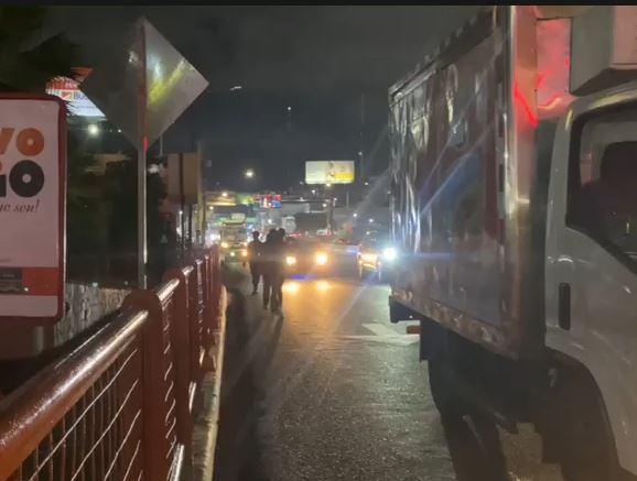 peatones-exigen-reapertura-de-areas-cerradas-en-la-27-de-febrero-con-tiradentes
