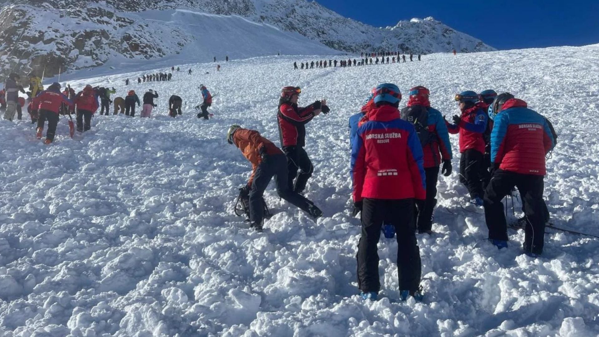 video:-rescatan-esquiadores-atrapados-por-desplome-de-montana-en-austria