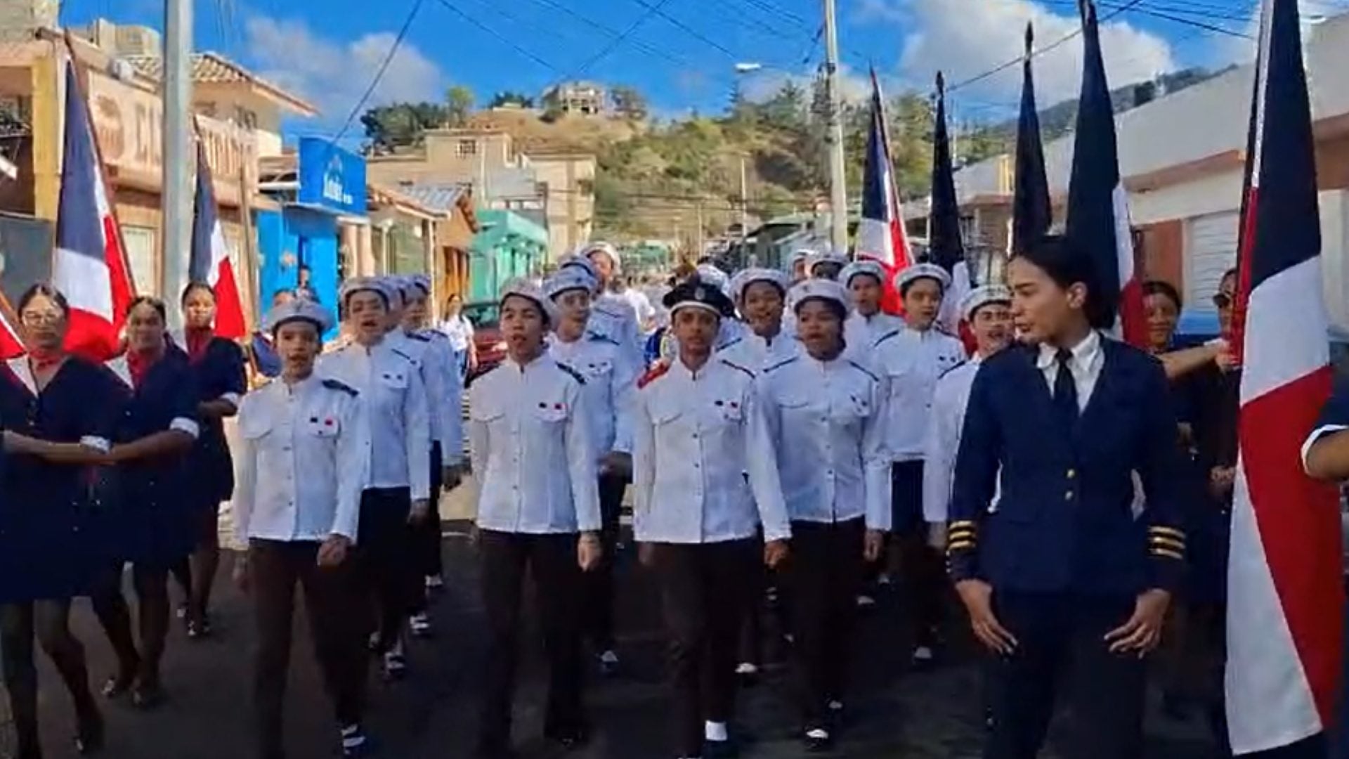 video:-centro-educativo-en-constanza-marcha-en-honor-a-la-familia-y-a-la-no-violencia-contra-la-mujer