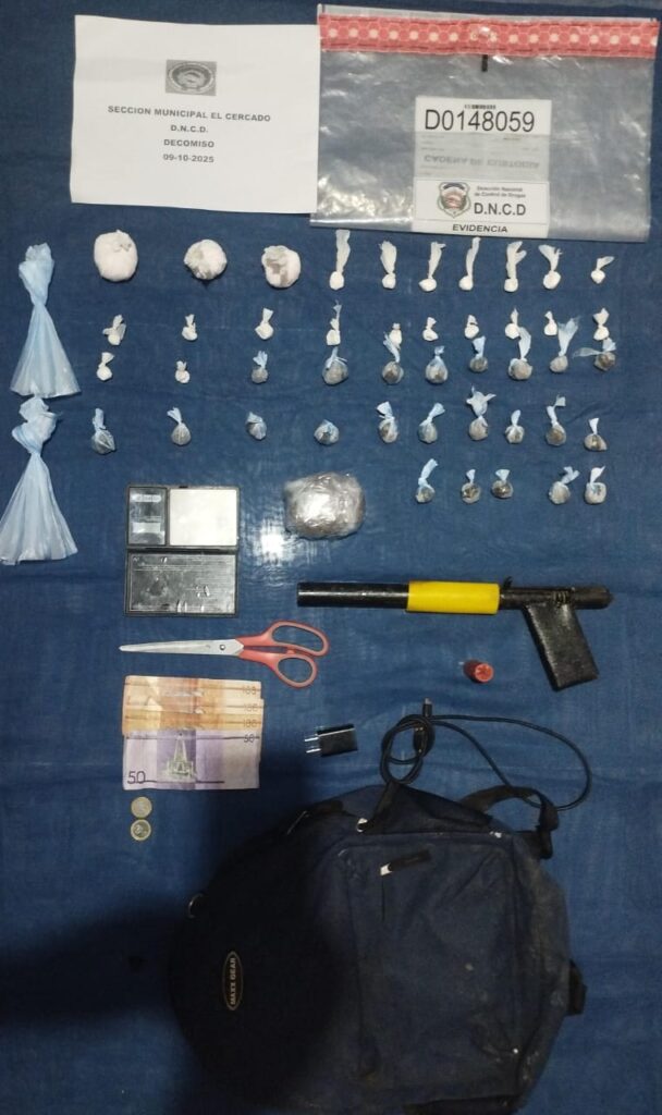 varios-arrestados-con-presuntas-drogas-y-utensilios-para-el-microtrafico-en-el-cercado,-san-juan