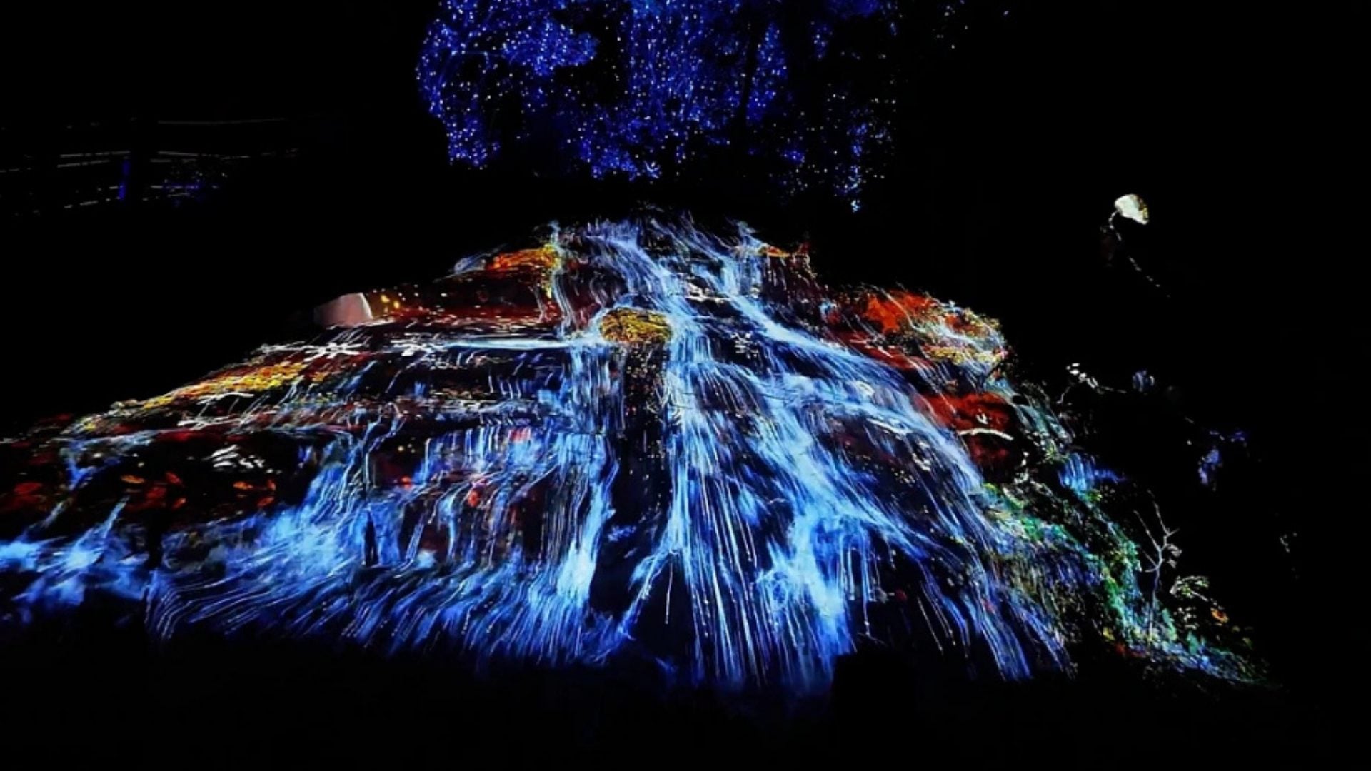 video:-convierten-isla-desierta-en-un-mundo-magico-de-instalaciones-artisticas
