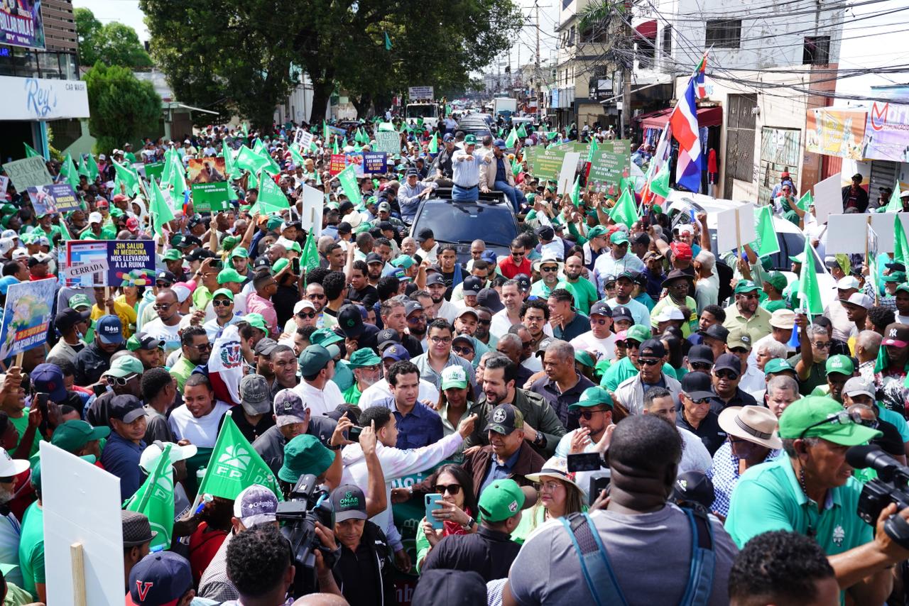 miles-acompanan-a-leonel-en-marcha-contra-la-carestia-de-la-vida