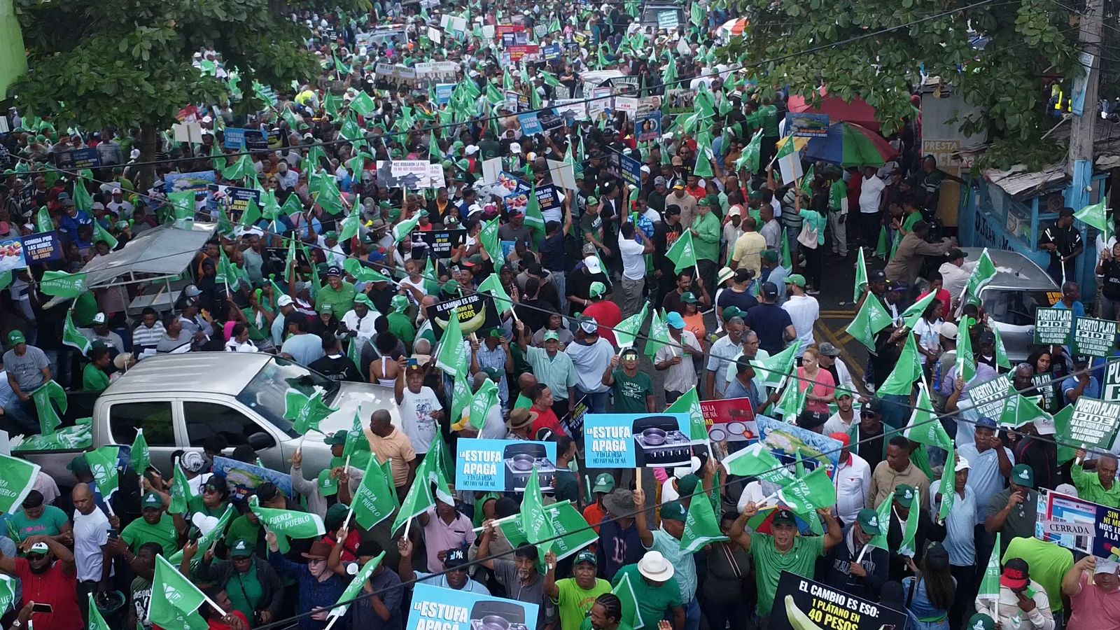 miles-acompanan-a-leonel-en-marcha-contra-la-carestia-de-la-vida