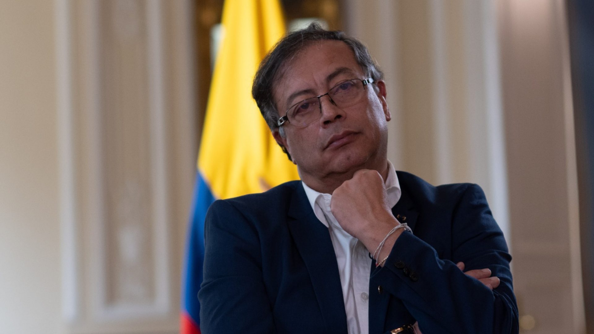 gustavo-petro:-“¿bajo-que-norma-de-derecho-internacional-un-presidente-le-puede-cerrar-el-espacio-aereo-a-otra-nacion?”