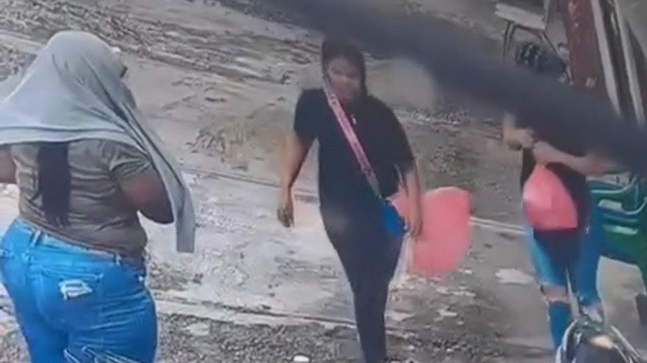 tres-mujeres-captadas-robando-una-compra-de-una-pasola-en-san-pedro-de-macoris