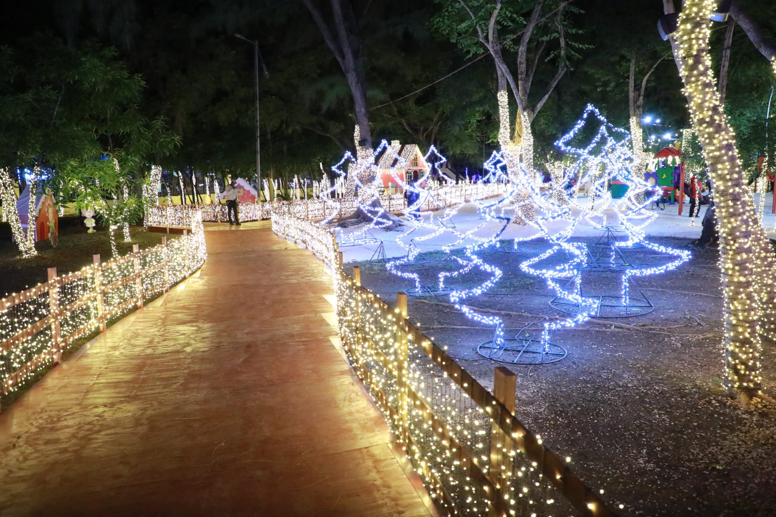 inauguran-villa-navidad-en-palacio-de-deportes