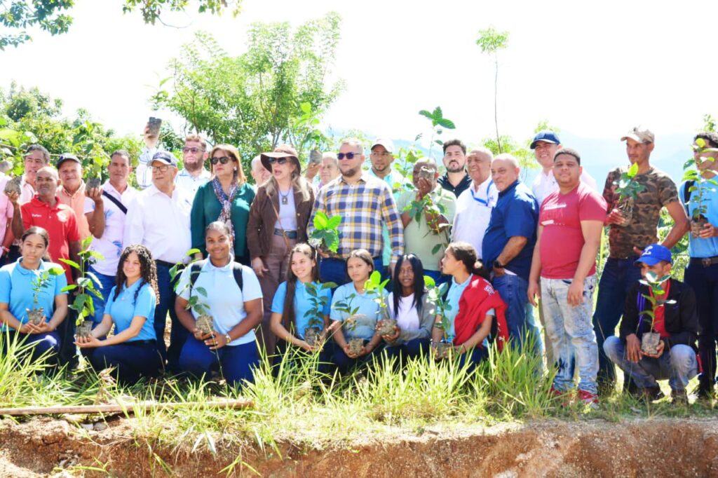 feda-impulsa-produccion-agricola-en-la-sierra-con-entrega-de-plantulas-y-colmenas