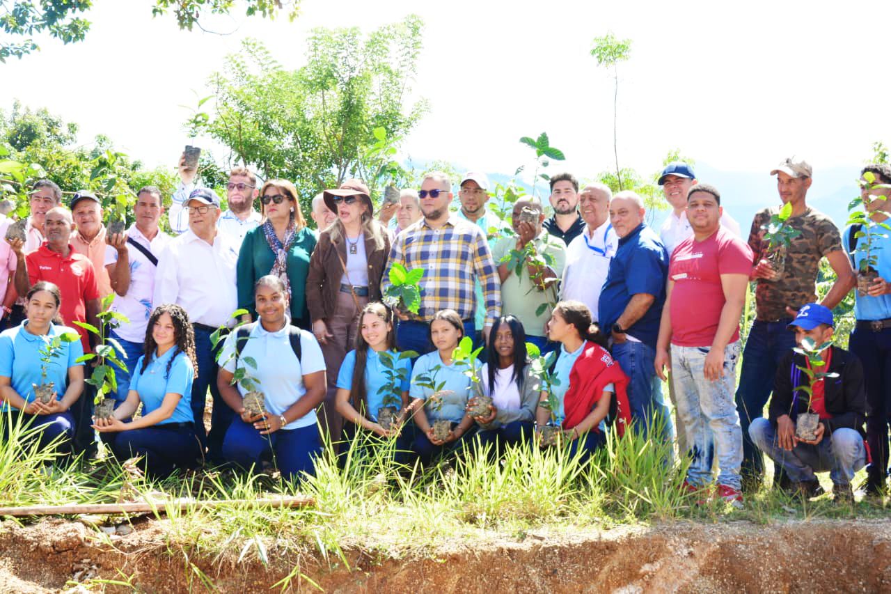 feda-impulsa-produccion-agricola-en-la-sierra-con-entrega-de-plantulas-y-colmenas