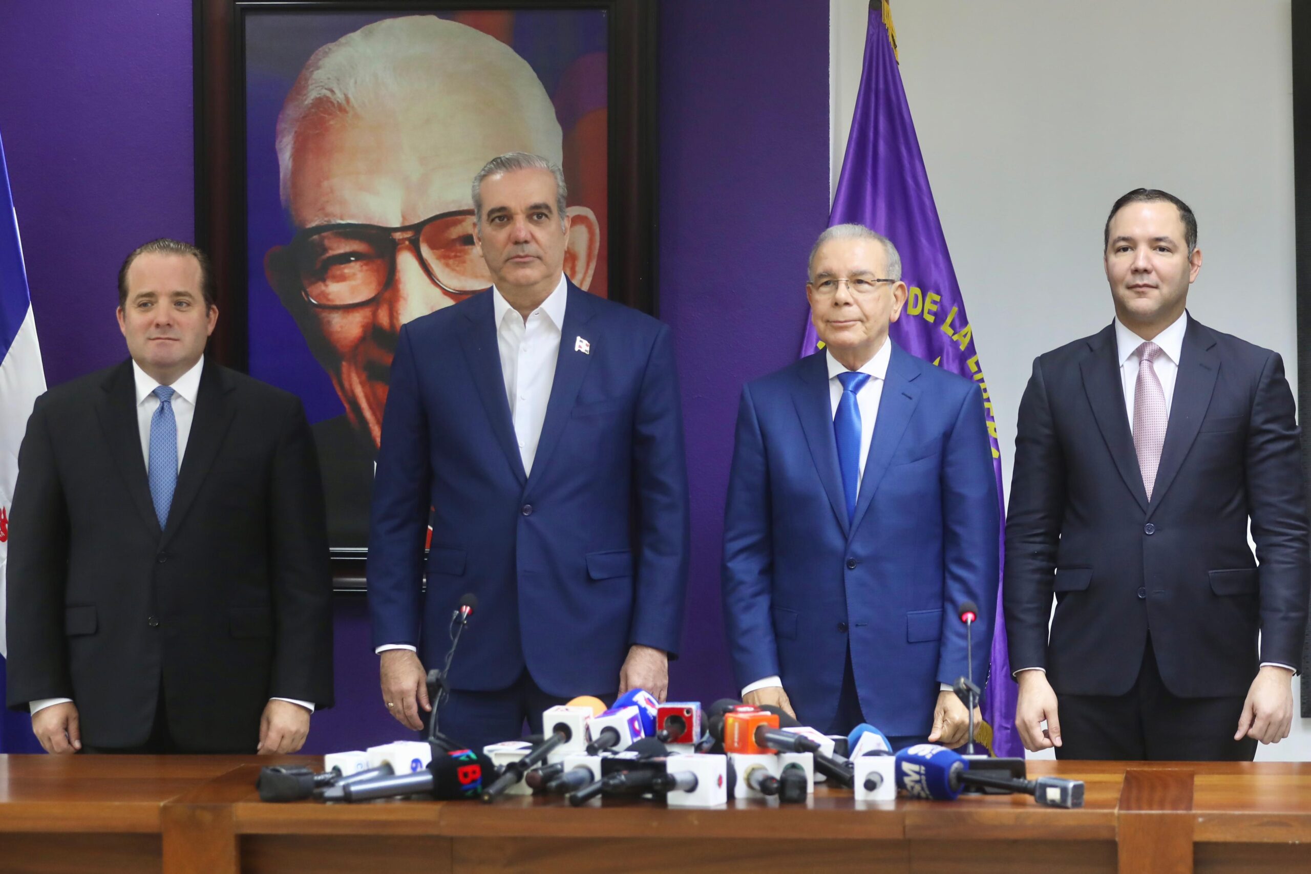 plantean-reformar-la-constitucion-para-habilitar-electoralmente-a-danilo-medina-y-a-luis-abinader