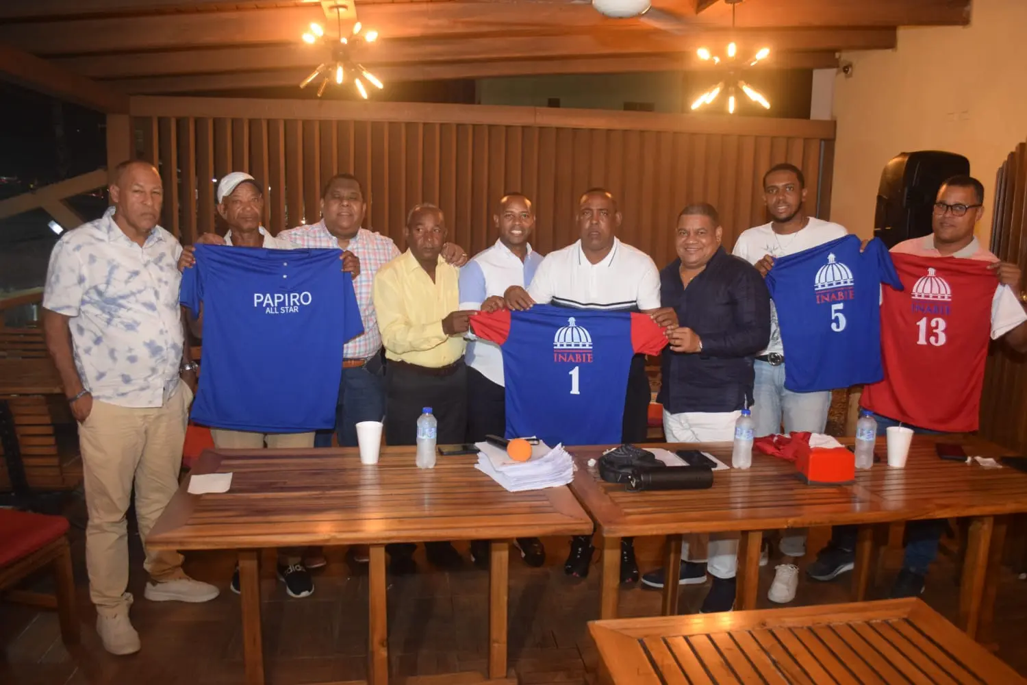 academia-luisito-mercedes-impulsa-el-deporte-comunitario-con-entrega-de-uniformes
