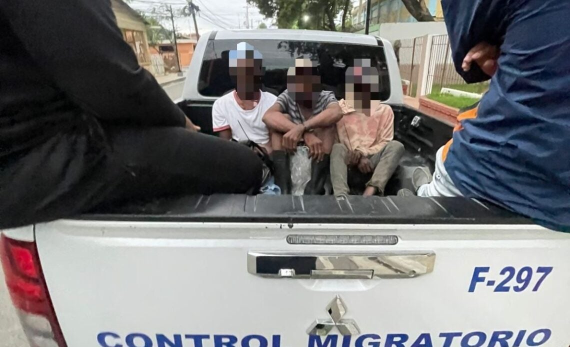 conductor-de-minibus-que-transportaba-a-21-haitianos-sin-documentos-se-da-a-la-fuga-en-valverde