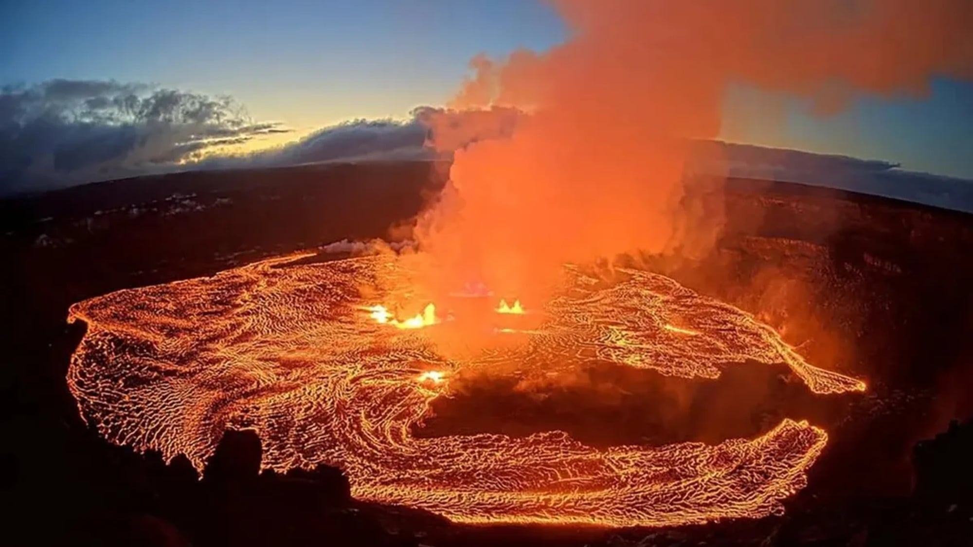 erupcion-inusual-en-el-volcan-kilauea-genera-columnas-de-lava-de-370-metros