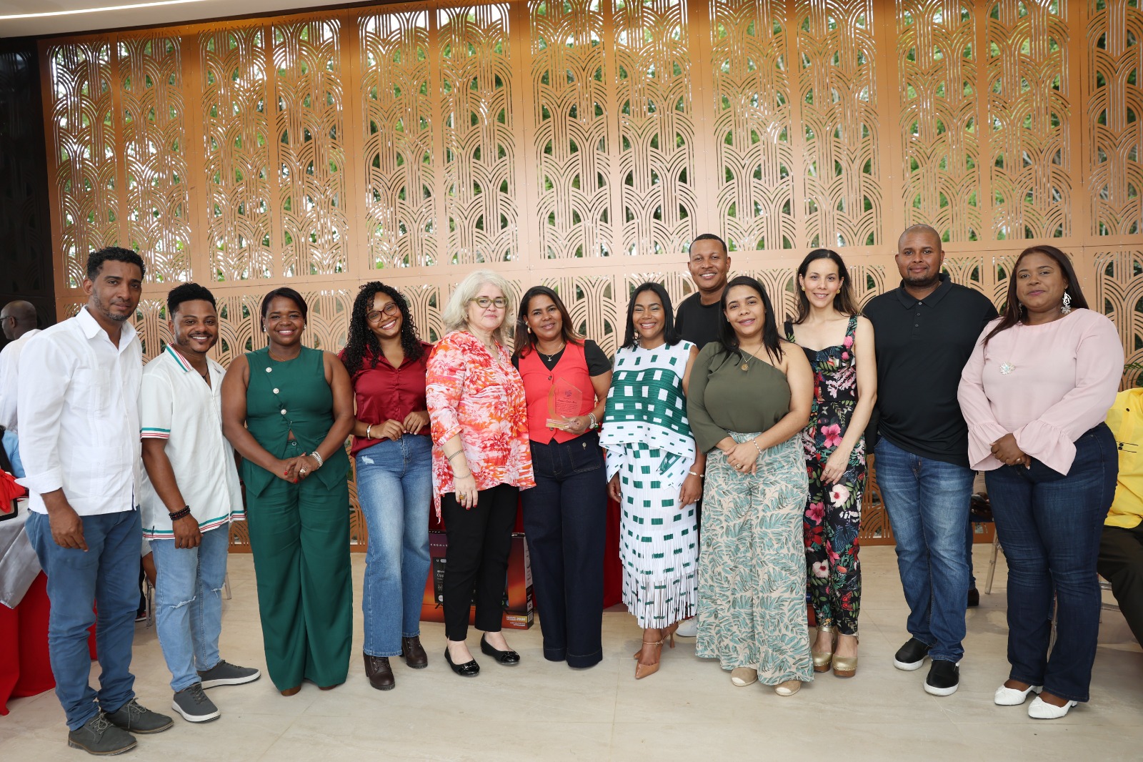 leyvi-bautista-celebra-encuentro-navideno-con-comunicadores-de-santo-domingo-oeste