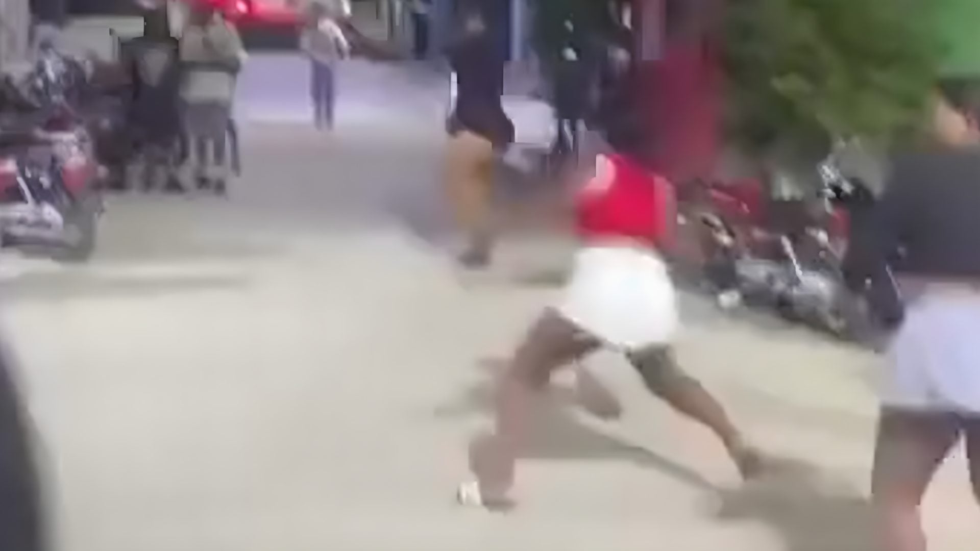 video:-¡tremendo-botellazo!-mujeres-hieren-joven-tras-enfrentamiento-en-las-afueras-de-un-negocio-en-azua