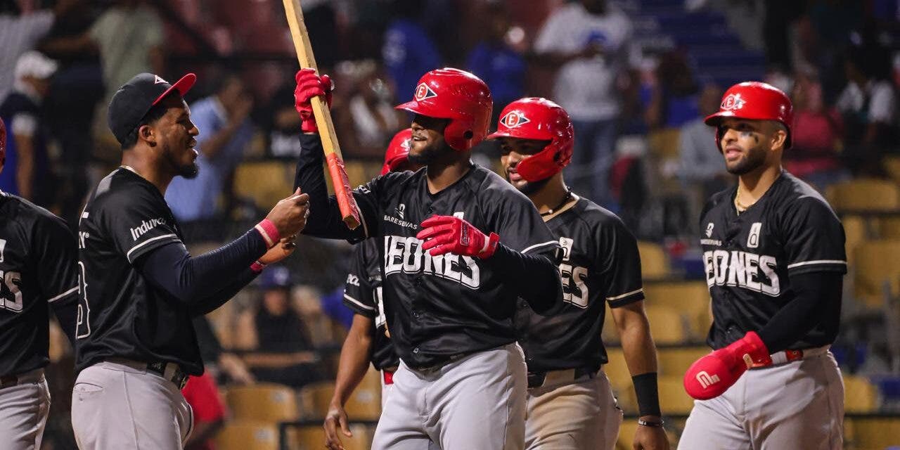 alexander-canario-conecta-dos-de-cuatro-cuadrangulares-en-paliza-sobre-licey