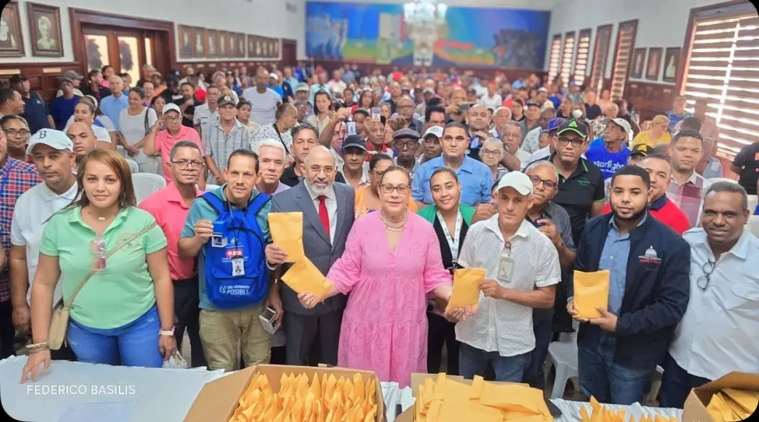 gobernadora-rosa-santos-entrega-bonos-navidenos-a-mas-de-200-juntas-de-vecinos-en-santiago