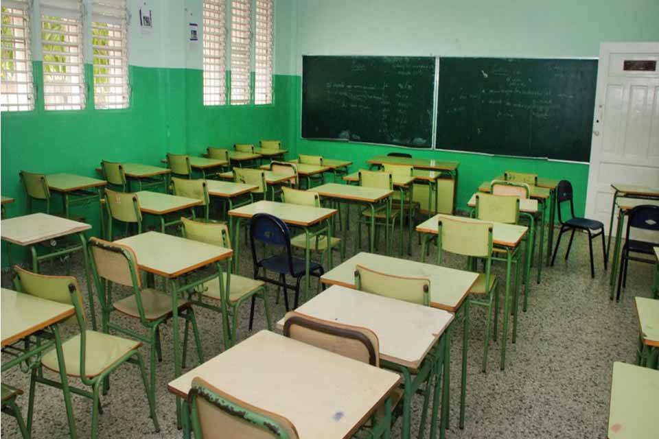 padres-denuncian-abusos-e-irregularidades-de-parte-de-directora-en-liceo-de-sdo