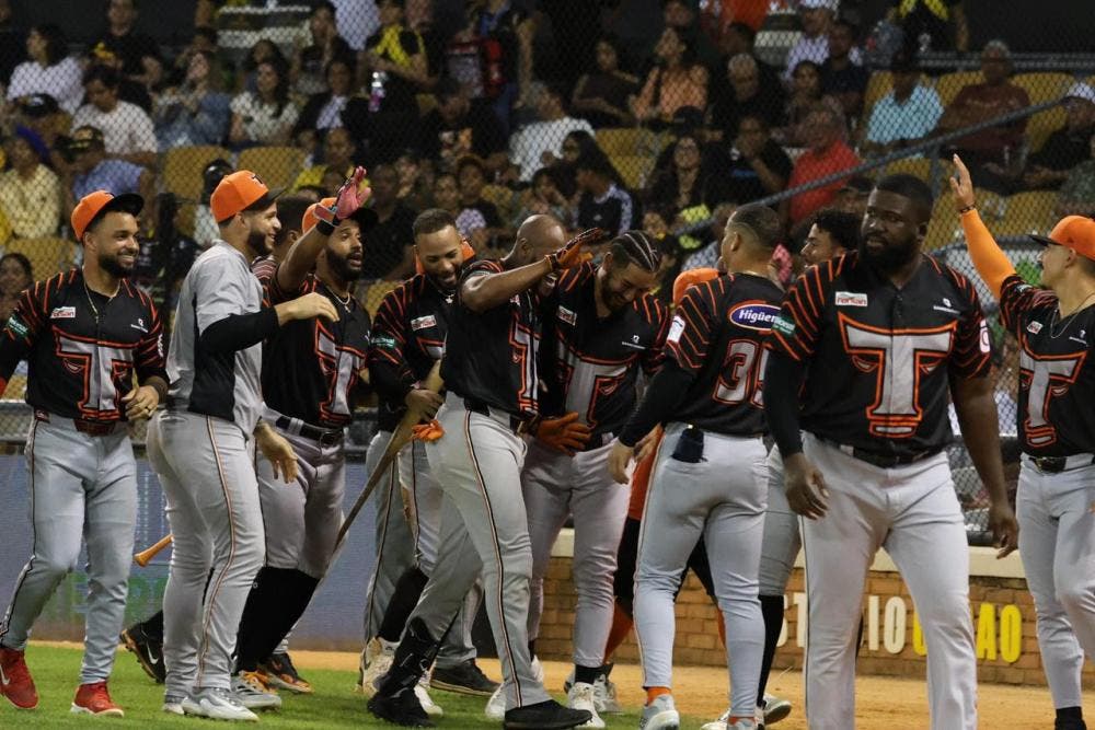 poder-ofensivo:-de-la-cruz,-munoz-y-lantigua-conectan-jonrones-clave-en-victoria-de-los-toros