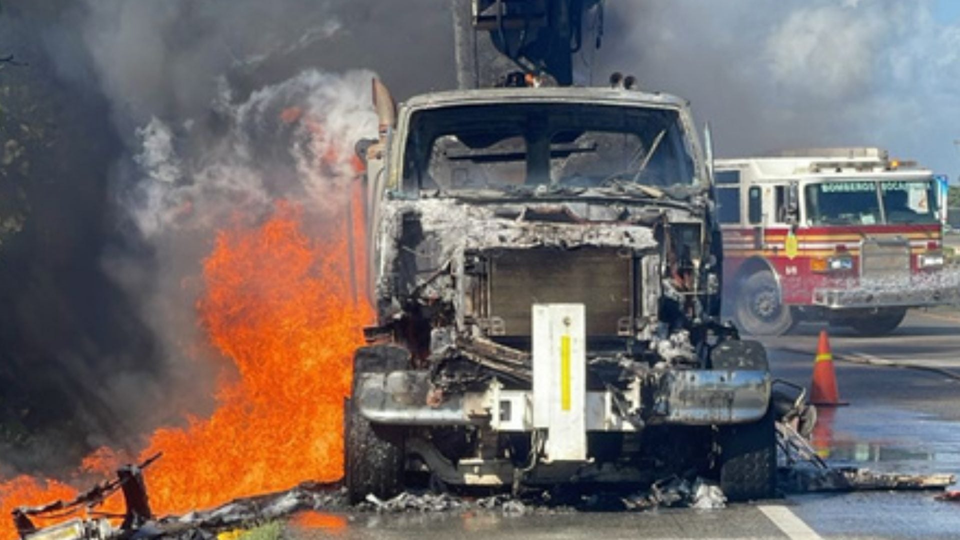 video:-camion-grua-se-incendia-en-autovia-del-este-en-san-pedro-de-macoris;-no-se-reportan-heridos