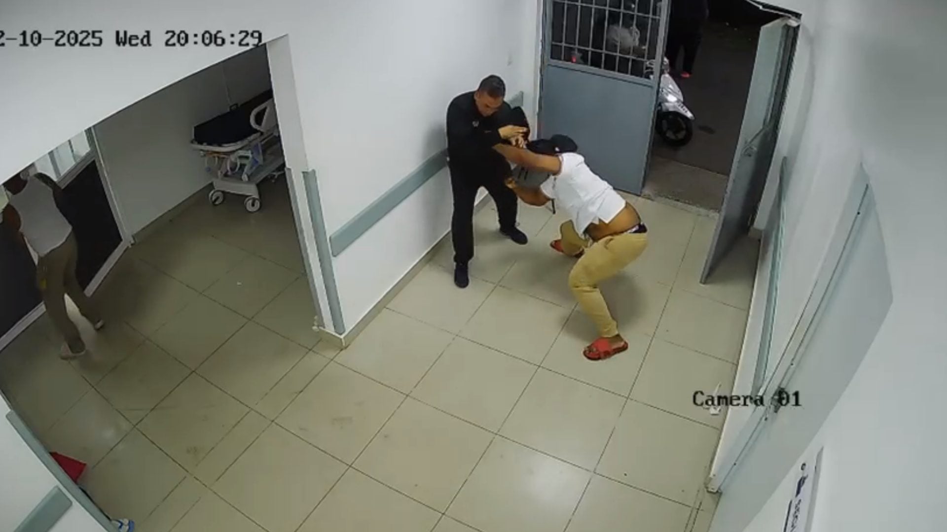 video:-¡por-una-sopa!-hombre-agrede-a-golpes-a-un-seguridad-del-hospital-morillo-king-en-la-vega