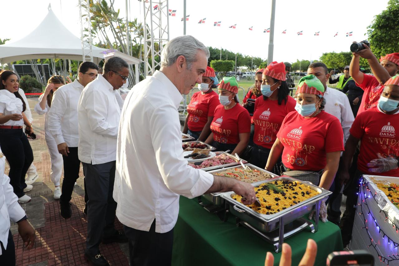 reportaje-abinader-sigue-sosteniendo-almuerzos-navidenos-con-los-guardias,-inaugura-obras-en-comendador