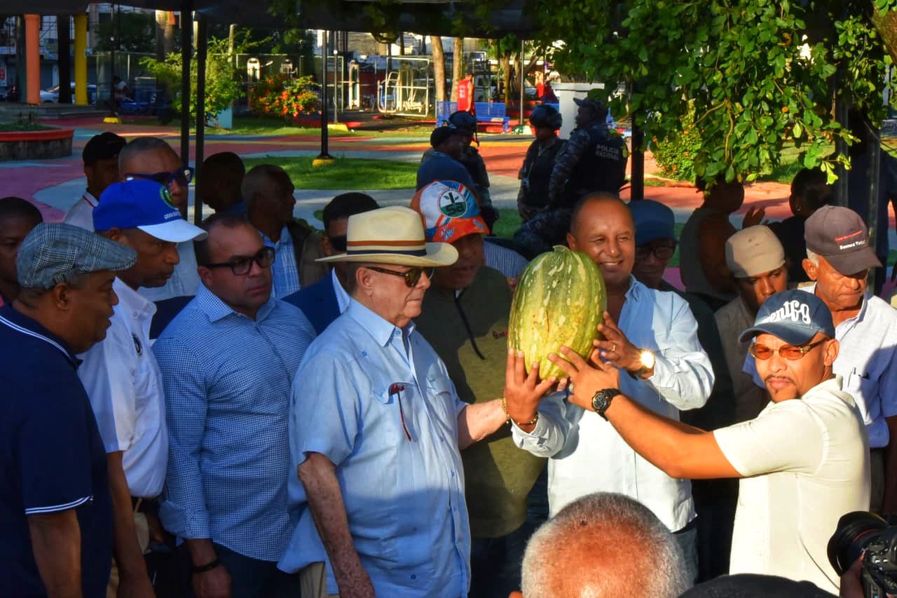 habitantes-de-invivienda-y-barrios-aledanos-se-benefician-de-feria-navidena-del-frente-agropecuario-prm