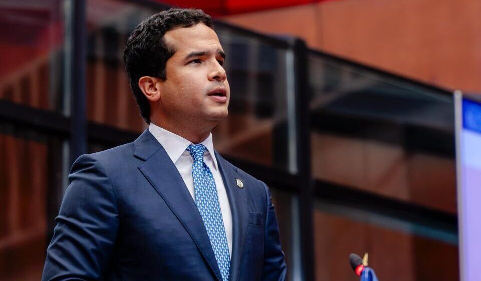 senador-omar-fernandez-critica-el-presupuesto-2026-por-manejo-fiscal-deficiente