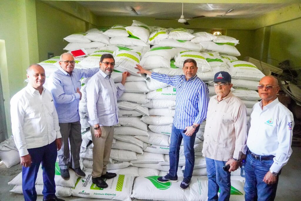 video:-gobierno-entrega-21,300-quintales-de-fertilizantes-a-productores-de-cafe-y-musaceas-en-la-vega