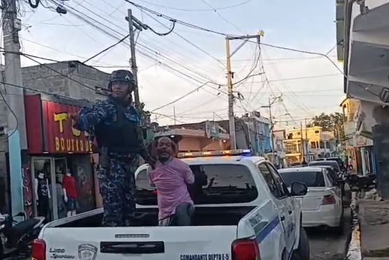 hombre-con-aparente-problemas-mentales-siembra-el-terror-en-la-toronja,-sde