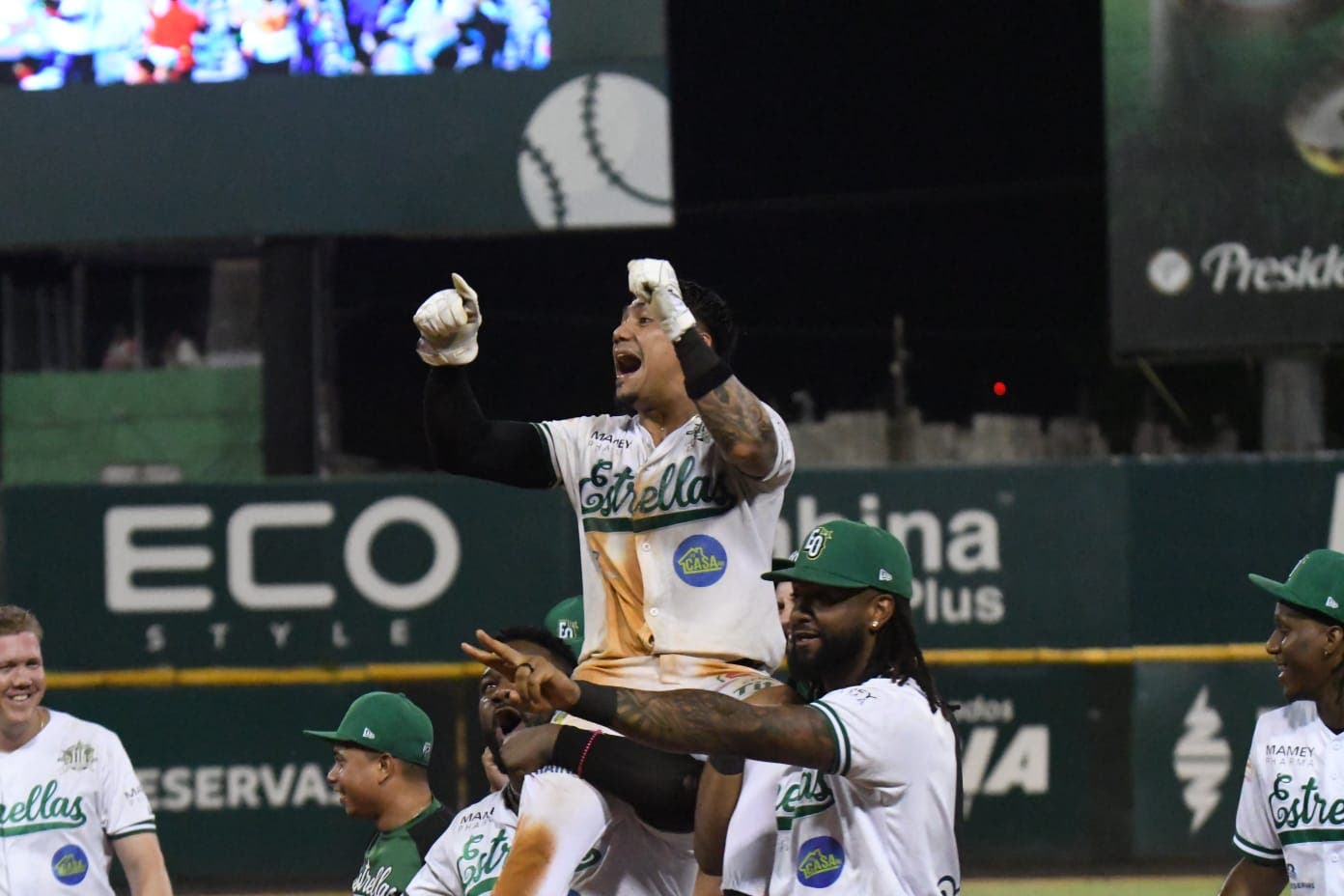 las-estrellas-derrotan-dos-veces-al-licey-y-escalan-al-tercer-lugar