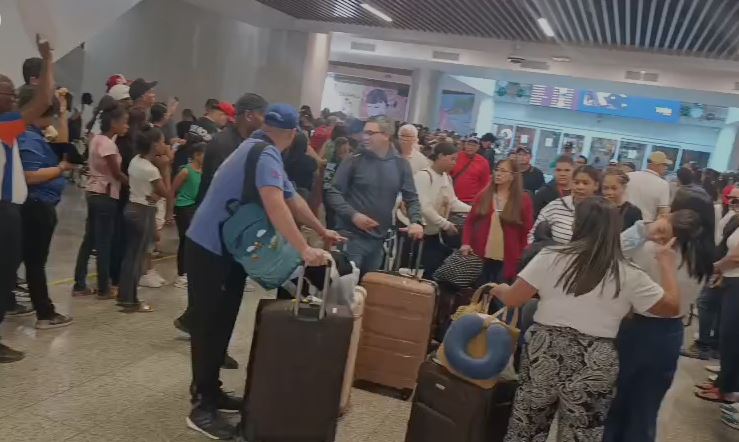 continua-la-llegada-masiva-de-dominicanos-ausentes-y-extranjeros-por-aila