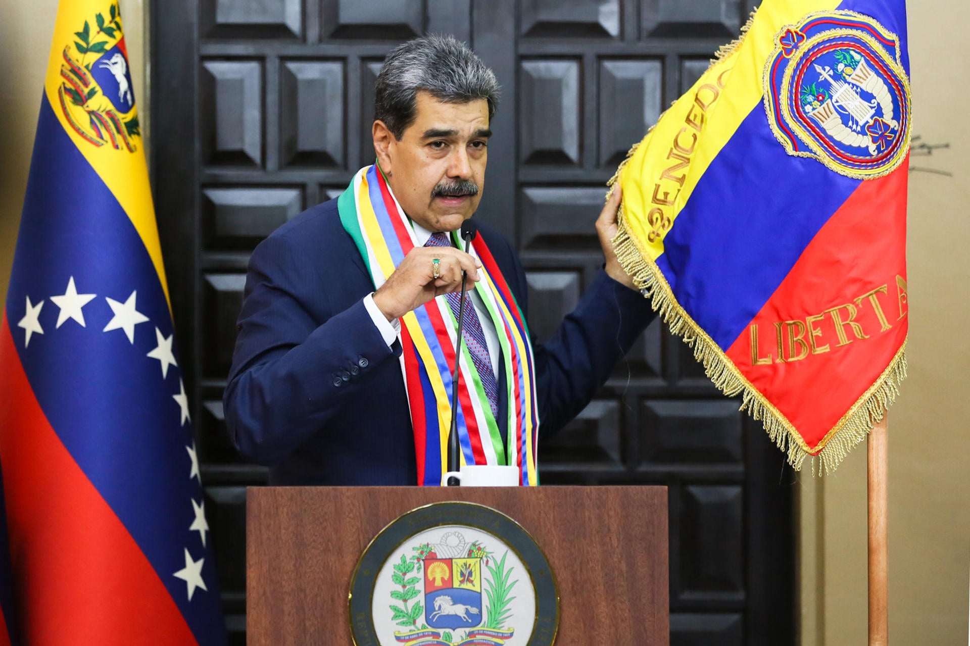 maduro-llama-al-pueblo-de-eeuu.-a-“levantar-las-banderas-de-la-paz”