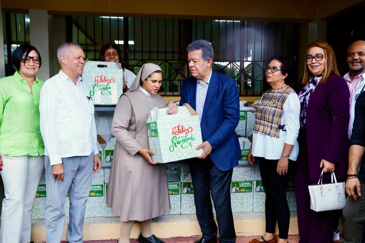 leonel-fernandez-entrega-raciones-alimenticias-a-poblaciones-vulnerables-y-reafirma-tradicion-solidaria
