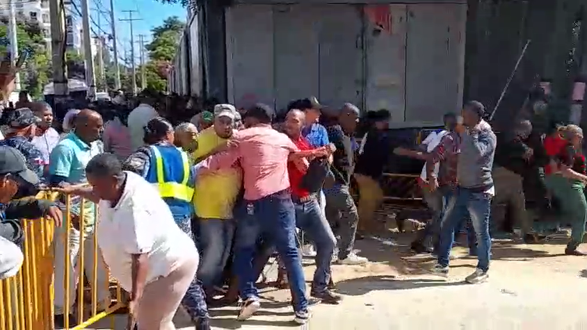 ¡se-armo-el-reperpero!-incidente-durante-entrega-de-cajas-navidenas-de-la-fuerza-del-pueblo