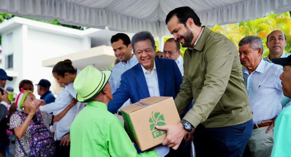 leonel-continua-entrega-de-alimentos-a-sectores-vulnerables-y-afirma-que-la-necesidad-del-pueblo-es-evidente