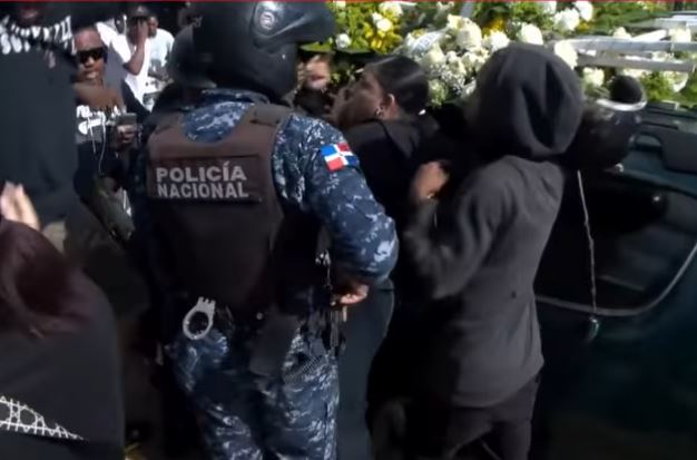 tension-entre-familiares-y-policias-durante-sepelio-de-joven-en-villa-consuelo