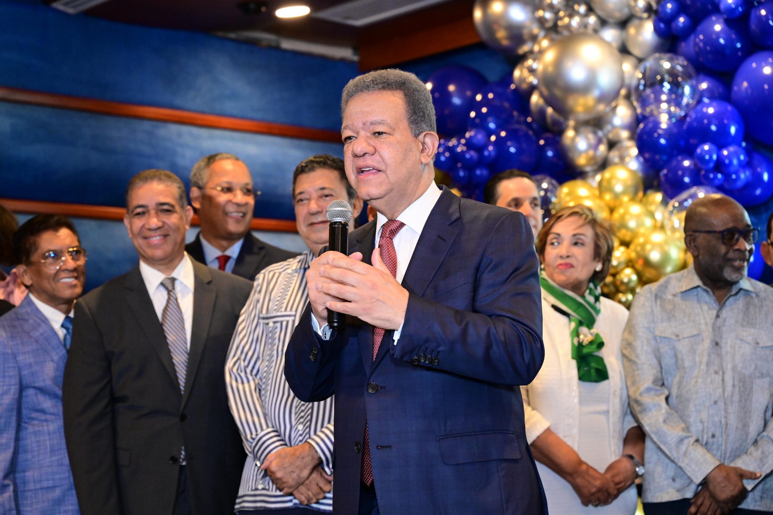 leonel-recibe-salutaciones-por-su-cumpleanos;-tras-un-2025-“horrible”,-confia-en-un-2026-de-progreso-para-el-pais